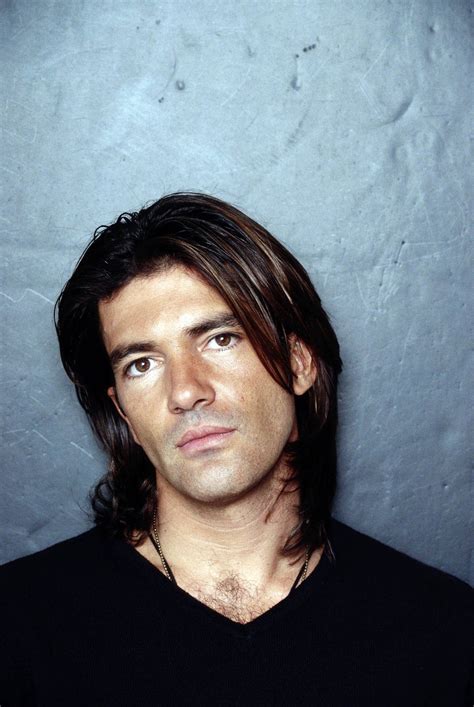 Antonio banderas no papel de el zorro. Antonio Banderas | Long hair styles men, Long hair styles ...