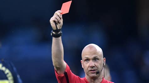 Der betroffene spieler hat das spielfeld ersatzlos sofort zu verlassen und darf in die laufende partie nicht mehr eingreifen. Fußball | Regelhüter: Rote Karte für absichtliches Husten ...