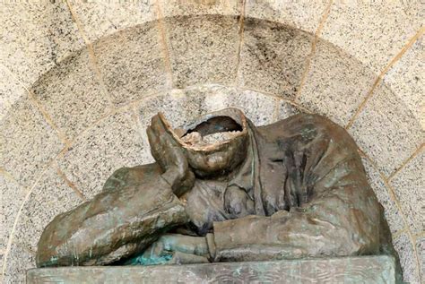Rhodes memorial is a stately attraction perched at the base of devil's peak on the table mountain range in cape town. 'De-faced': Beheading of Cecil Rhodes statue raises six ...