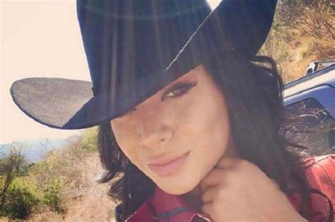 Acá yo creo que es más la que tiene que poner es el capital para mantener a los compañeros nuestros, porque nosotros cuando peleamos, peleamos por plata, cuando vamos a hacer un quilombo ahora es para sacar plata. Hija de Joan Sebastian habla de la herencia que le dejó su ...