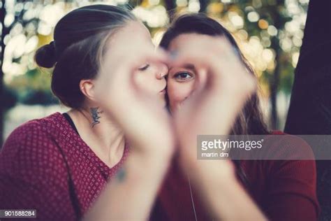 Ados Lesbiennes En Couple Photos Et Images De Collection Getty Images