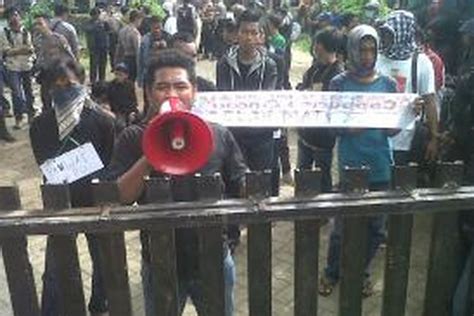 Rektor Copot Sejumlah Pejabat Mahasiswa Blokade Kampus