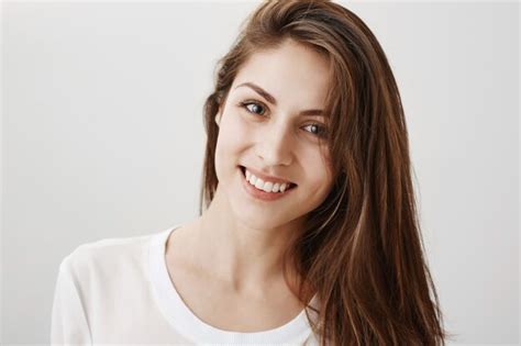 Крупный план счастливой великолепной здоровой женщины улыбающейся спереди Бесплатно Фото