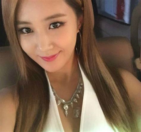 4k00:13사람들이 유리 반사 사이로 지나간다.비즈니스맨들은 사무실이나 관광객들에게 갑니다.브레시트, 유럽을 떠나라갤러리의 4k 비디오 다른 색상과 스타일. 오승환 유리 결별, 화려한 목걸이와 섹시한 드레스 자태 ...