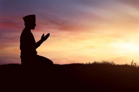 Silhouette Of Muslim Man Praying Man Praying Muslim Men Silhouette Man