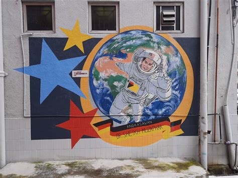 Entdecke rezepte, einrichtungsideen, stilinterpretationen und andere ideen zum ausprobieren. Lukisan Mural Tentang Planet Lusr Angkasa : 12 Ide Lukisan ...