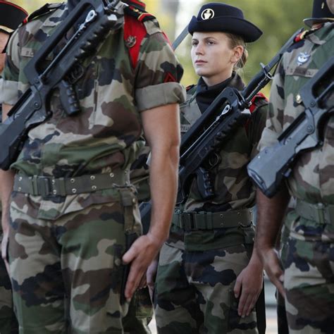 Qui Sont Ces Jeunes Femmes Qui S Engagent Comme R Servistes Militaires