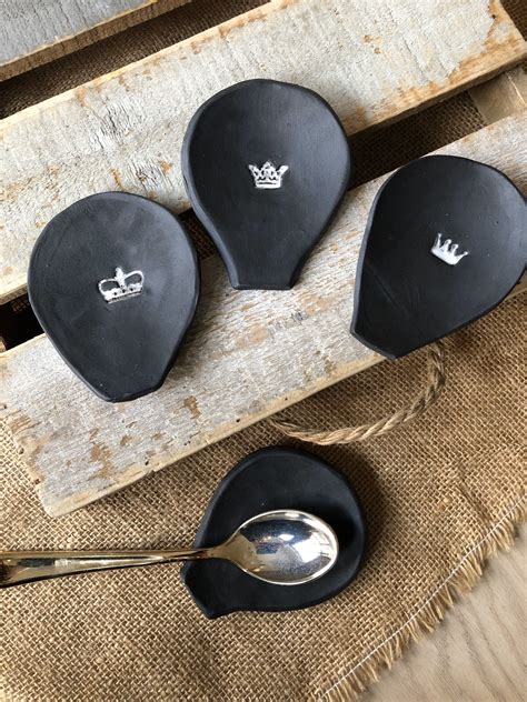 Your spoons will be delighted (and maybe a little frightened) when the rest atop this white ceramic dish. Black ceramic spoon rest with white crown in 2020 ...