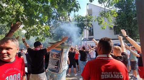 Sute de oameni au aprins o lumânare și au depus flori pentru fostul antrenor, ionuţ popa. Galeria dinamovistă canta la stadion înaintea meciului cu ...