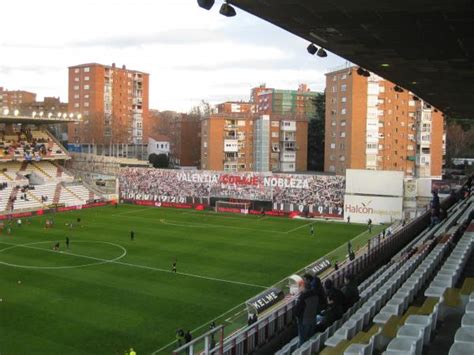 The stunt was triggered when vox party leaders santiago abascal and rocio monasterio attended the segunda division clash between rayo and albacete on monday. Estadio de Vallecas Teresa Rivero - Stadion in Madrid