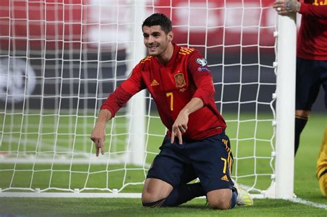 Timnas spanyol melawan timnas swedia dalam laga grup e euro 2020 di stadion la cartuja, senin (14/6/2021) waktu setempat atau selasa dini hari wib. Morata Berjuang untuk Dapatkan Tempat di Timnas Spanyol ...
