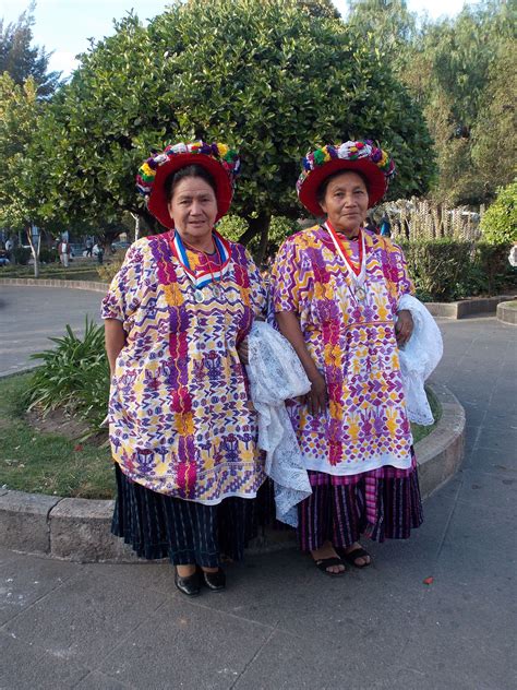 Dos hermosas señora portando el Bellisimo traje tipico de Quetzaltenango Guatemala Crazy