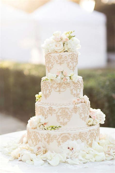 Jun 23, 2021 · you can also use combinations of white flowers with other colored flowers in attractive cut flower floral displays. Gold Wedding - Gorgeous White Wedding Cake And Flowers ...