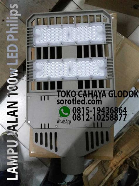Philips juga mengembangkan teknologi interlaced optic, dimana teknologi ini dibuat untuk mengurangi silau lampu agar lebih nyaman bagi mata saat. Lampu PJU 100w LED Philips Chip SMD | sorotled.com