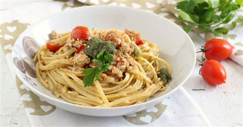 Tritate finemente le erbe con l'aglio, regolate di sale e condite con un cucchiaio di olio extravergine d'oliva. Pasta con sgombro e pesto alle nocciole ...