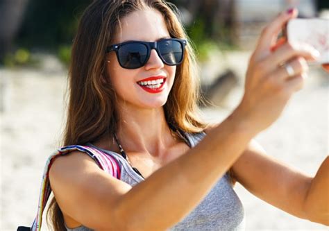 Study Suggests Why Women Take Sexy Selfies