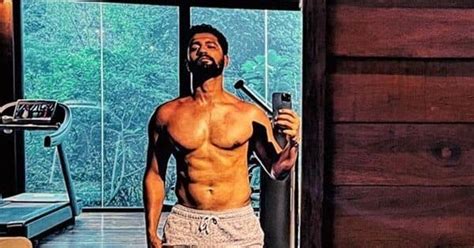 Vicky Kaushal Flaunts His Washboard Abs In A Shirtless Mirror Selfie