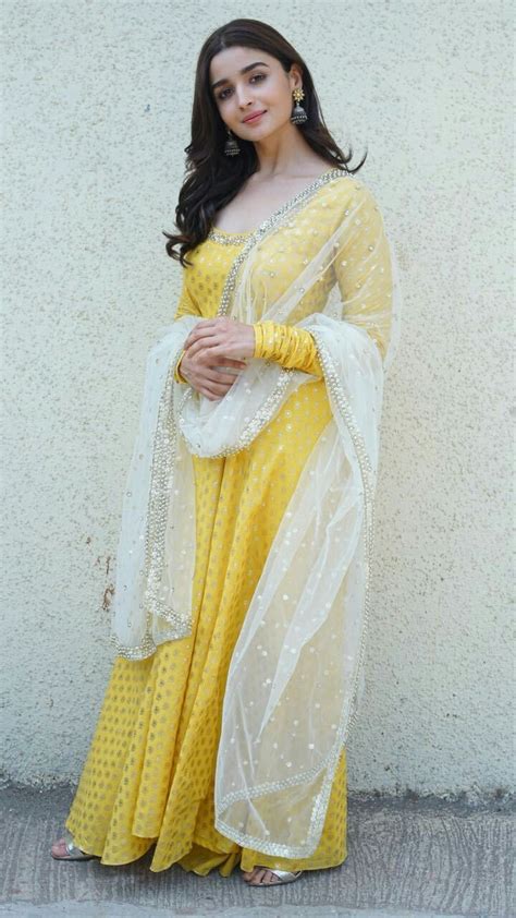 Beautiful Alia Bhatt For Raazi A Simple Yellow Kurtha Dress With A White Lace Dupatta Indian