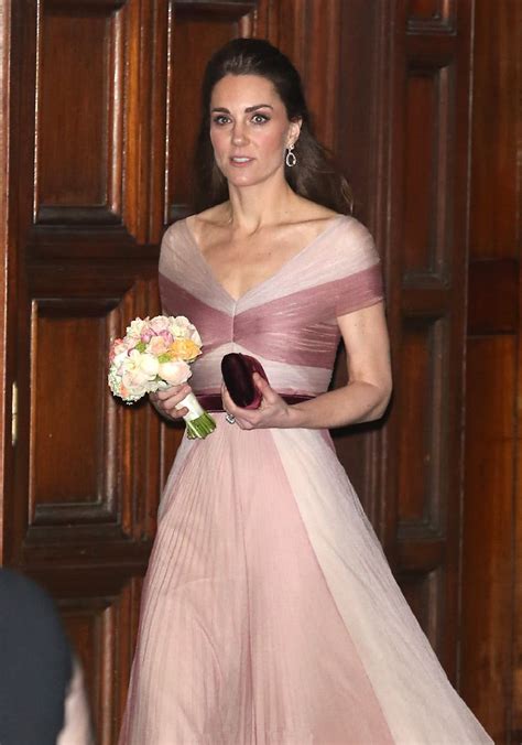 凯特王妃穿粉色渐变裙出席慈善晚会 手捧花束笑容温暖气场亲和kate