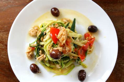 Anche se non avete il classico attrezzo per gli spaghetti di zucchine, preparare questo piatto delizioso non sarà un problema! Spaghetti di Zucchine al Limone e Tonno