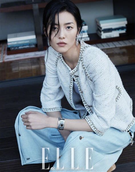 Liu Wen Models Elegant Ensembles For Elle China China Fashion Liu