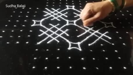 There is a large variety of kolam designs, which involved the pulli kolams are delicate and beautiful and are drawn according to one's imagination. 16 pulli Pongal kolam thru images | Kolam by Sudha Balaji