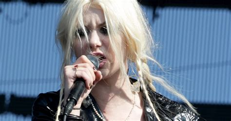 Sexy Singers Of Rock Punk And Pop Taylor Momsen Flashes Her Breasts