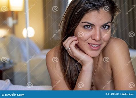 Hermosa Modelo Hispana Posa Desnuda En Un Ambiente De Dormitorio Imagen