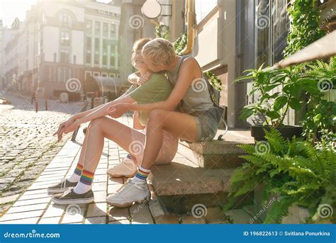 Foto Di Una Giovane Coppia Di Lesbiche Due Donne Che Si Abbracciano E Si Baciano Sedute Sui