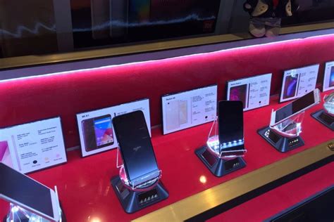Aplikasi ini dibuat khusus untuk karyawan pt sat nusapersada tbk untuk: Gandeng Sat Nusapersada, Perusahaan Perakit iPhone Lirik Jatim