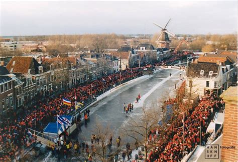 De elfstedentocht is een van de meest legendarische nederlandse sportevenementen doordat deze alleen plaatsvindt wanneer het ijs dik genoeg is om te schaatsen op de prachtige meren. RTV NOF