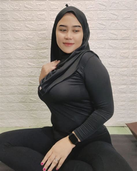 Fenomena Jilbab Ketat Trend Hijab Seksi Yang Penuhi Feed Instagram