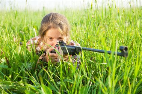 Mulher Com Um Rifle Do Atirador Furtivo Imagem de Stock Imagem de fêmea sniper