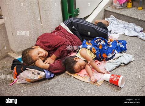 Thailand Bangkok Homeless Mother And Daughter Stock Photo Alamy