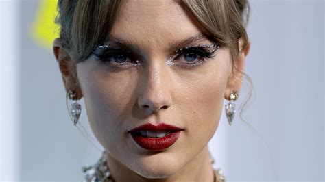 Taylor Swifts 2022 Vmas Look Has Twitter Head Over Heels Celeb 99