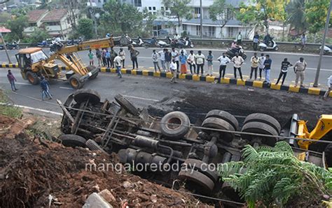 Mangalore Today Latest Main News Of Mangalore Udupi Page Lorry Transporting Coke Sulphur