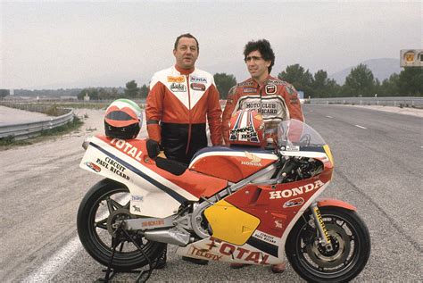 Tartine en main et bouche pleine, l'humoriste dénonce la politique française en candidat sans programme qui ne veut pas être élu. Coluche, il y a 30 ans déjà, portrait d'un motard - Moto ...