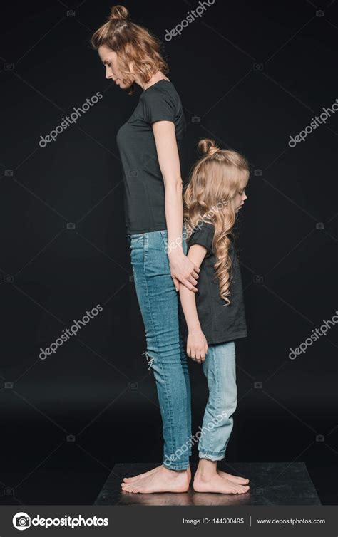 Elegante Hija Y Madre Fotografía De Stock © Arturverkhovetskiy