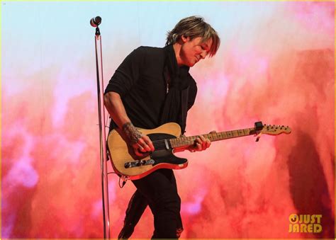That's what one tabloid is reporting this week. Keith Urban Rocks Out on Stage Performing 'Tumbleweed' at ...