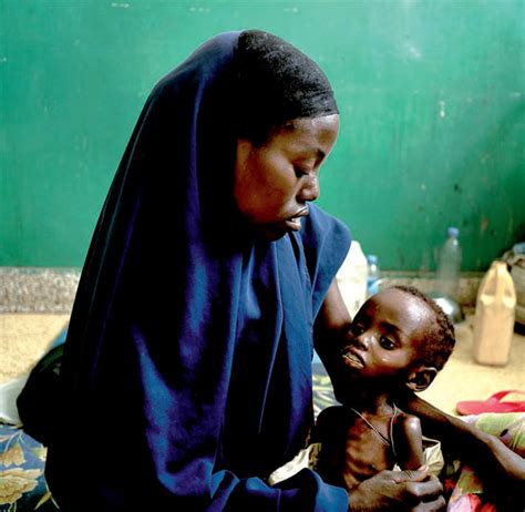 Mundo Vítimas Da Fome Crianças Somalis Não Têm Força Nem Para Chorar 14082011