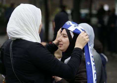 Muslims In Canada Quebec To Ban Burqas Hijab Could Be A Security Issue Officials Say Ibtimes