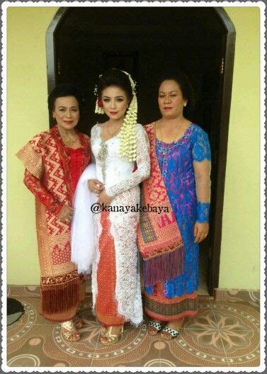 Pilih gaun pengantin kebaya sederhana seperti blus tunik yang terbuat dari bahan sutra dengan hiasan bordir. Hot 10+ Jahit Kebaya Pengantin Batak Di Jakarta, Model ...