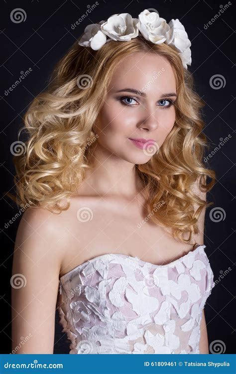 Het Modieuze Portret Schoot Mooi Sexy Meisje In Leuk Blonde Met Krullend Haar Die Een Kroon Van