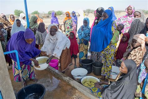 Niger Zinder 2016 Women Fill Water Containers In A Villa Flickr