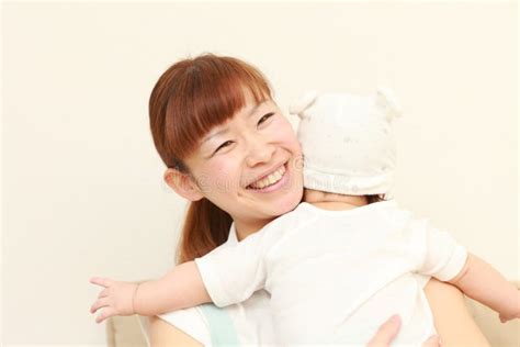 Maman Japonaise Et Son Bébé Photo stock Image du assez famille