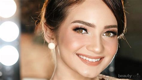 Salah satu potret enzy yang mencuri perhatian warganet yakni potretnya bernuansa hitam putih. Cantik! Ini 5 Model Kebaya Modern ala Artis Enzy Storia ...