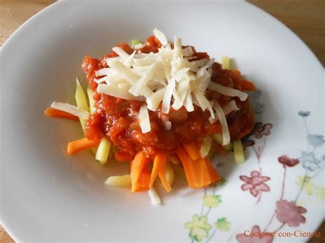 Con esta receta de coliflor con tomate al horno descubrirás una deliciosa opción para disfrutar de un plato completo y que gustará a todos. Tallarines de verdura a la boloñesa de coliflor | Verduras ...