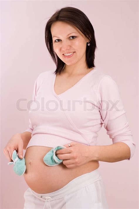 junge schwangere frau steht stock bild colourbox