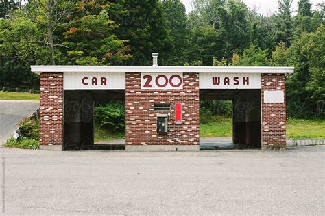 «Vintage Car Wash Landscape Photo With Nobody» del colaborador de