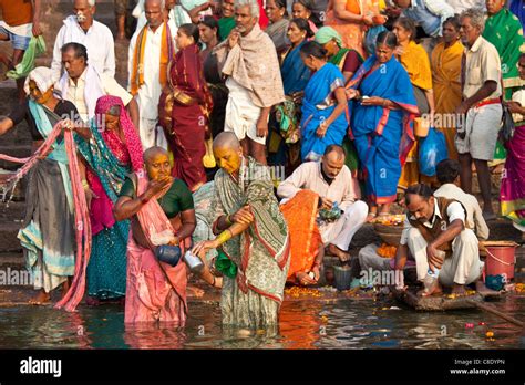 Indisch Hinduistischen Pilger Baden Und Zähneputzen In Der Ganges Fluss Am Dashashwamedh Ghat In